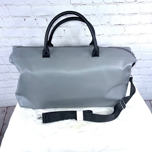 🚫SOLD! •NWT🤩 |•ELLEN TRACY•| Gorgeous The 20" Smooth Color Block Duffle Bag - Picture 3 of 16